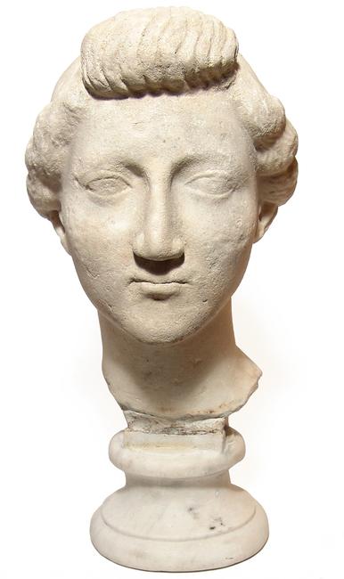 Lovely Roman marble head of a woman from the Julio-Claudian Period (circa early 1st Century BC), in the manner of the Empress Livia Drusilla (aka Julia Augusta). (est. $9,000-$12,000). 来自朱廖克劳迪安时期的一名妇女的可爱的罗马大理石头(大约1世纪的BC),以皇后Livia drusilla(雅加朱莉娅奥古斯塔)的方式。(est。$ 9,000- $ 12,000)。