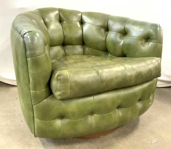 Leading Midcentury Modern furniture offerings is this pair of Thayer Coggin tufted barrel back chairs ($500-3,000) in a pleasing green leather, 25 by 30 inches. 中世纪现代家具的主要产品是这副塞耶·柯金(Thayer Coggin)的簇绒桶靠背椅(500- 3000美元),它是赏心悦人的绿色皮革,宽25英寸,宽30英寸。