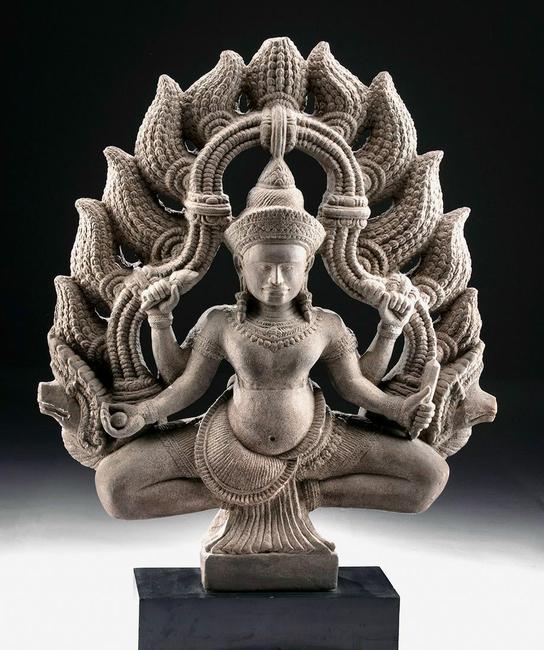 Superb 8th-12th century Khmer (Cambodia, Angkor culture) stone statue of Hindu god Shiva, buff grey sandstone, 30in high. Estimate $16,000-$24,000 Superb 8-12世纪高棉(柬埔寨,吴哥文化)印度神湿婆的石雕,奶灰砂岩,30英寸高。估计16,000美元 - 24,000美元
