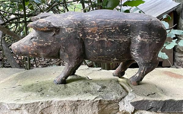 A piece from Dr. Shaffer's extensive collection of folk art. 谢弗博士广泛收藏的民间艺术作品。