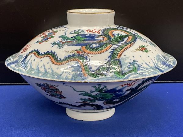 This graceful porcelain dragon bowl with Yongzheng mark sold for $200,000 (including buyer's premium). 这款带有雍正标志的优雅瓷器龙碗售价20万美元(包括买家溢价)。
