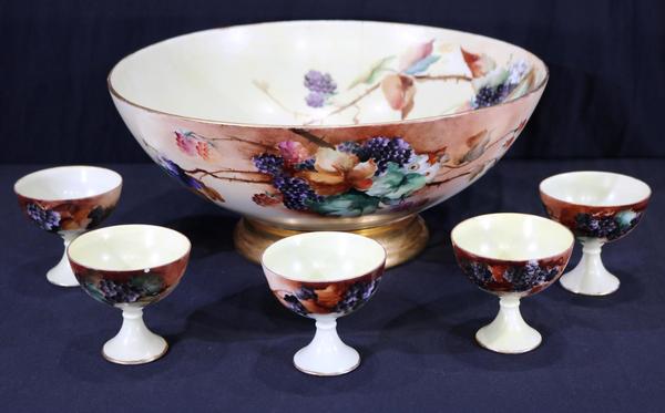 Hand-painted Limoges porcelain punch bowl with five cups, grapes and flowers, signed Austria (estimate: $600-$1,000). 手绘利摩日瓷潘趣酒碗,有五个杯子、葡萄和鲜花,上面有奥地利的签名(估价:600- 1000美元)。