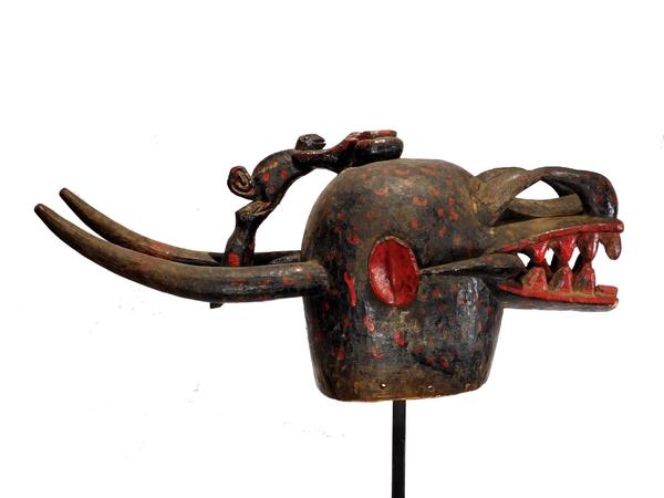 Senufo Kulonugo fire spitter, a massive wood carving covered with black paint and adorned by additions of red paint. Atop the head is a carved offering bowl (est. $2,500-$5,000). Senufo Kulonugo火灾霰迹,覆盖着黑色涂料的巨大木雕,并通过添加红色油漆装饰。头顶上是一碗雕刻碗(EST。$ 2,500- $ 5,000)。