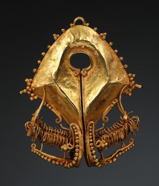 Mamuli Heirloom Ornament Sumba Gold 19th Century 2.75 in x 2.25 in (7cm X 5.7cm) 38.8 grams 马穆里传家宝装饰松巴金19世纪2.75英寸x 2.25英寸(7厘米x 5.7厘米)38.8克