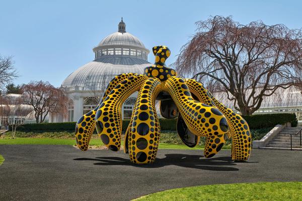 Dancing Pumpkin, 2020. The New York Botanical Garden, 2021. Urethane paint on bronze. © YAYOI KUSAMA. Courtesy of Ota Fine Arts, Victoria Miro, and David Zwirner. Photo by Robert Benson Photography 跳舞南瓜,2020年。纽约植物园,2021年。青铜粉碎涂料。©Yayoi Kusama。由OTA美术,维多利亚MIRO和David ZWIRNER提供。照片由罗伯特本森摄影