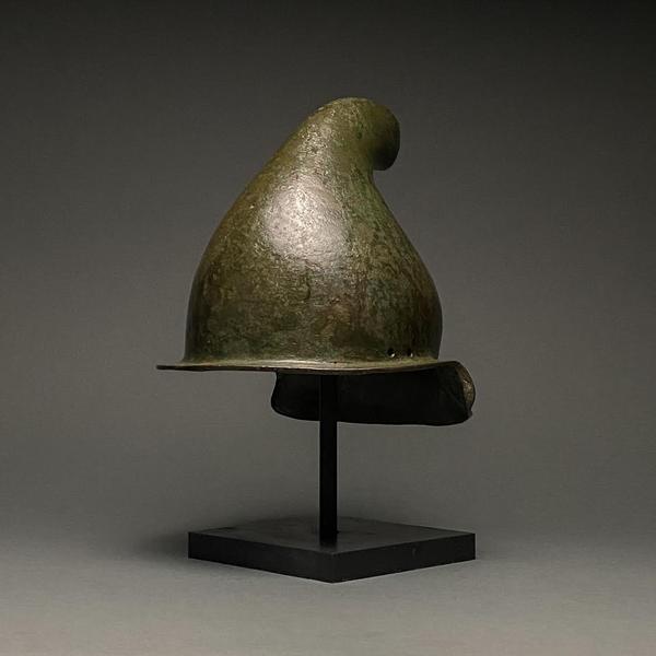 Rare Greek Hellenistic Phrygian bronze helmet, circa 500-300 BC, originally may have been associated with a statue of the god Attis. Provenance dates back to 1897 purchase by Jorg Krause. Fully authenticated with XRF Certificate from Belgian laboratory and 2020 European Export license. Estimate £30,000-£50,000 大约公元前500-300年,罕见的希腊风格的弗里吉亚青铜头盔,最初可能与阿提斯神的雕像有关。产地可以追溯到1897年,由Jorg Krause购买。完全通过比利时实验室XRF证书和2020年欧洲出口许可证认证。估计£30000 -£50000