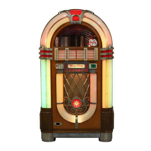The iconic Wurlitzer Model 1015 jukebox, made in America in 1946, a fine, functioning example and comes with 24 78 rpm rock ‘n’ roll records (estimate: CA$6,000-$8,000). 标志性的Wurlitzer 1015型自动点唱机于1946年在美国制造,是一个很好的功能性示例,配有24张78 rpm的摇滚乐唱片(估计:约6000-8000美元)。