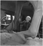 安娜·海厄特·亨廷顿(Anna Hyatt Huntington)为José Martí(大约1959年)的骑马雕像工作。