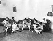 1929年,女人们在钩形地毯上工作