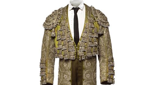 “Traje de luces(斗牛士的服装)”,1876-1900(细节)。丝绸,亚麻,棉花和银金属。马德里特拉耶博物馆。©del Traje Centro de Investigación del Patrimonio Etnológico,马德里,西班牙;chaquetilla CE005407-09。照片来源:Jesús Madriñán。