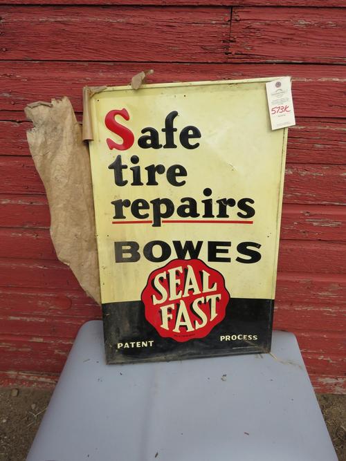 Bowes Fast Seal Tire Repair sign. Painted tin and single-sided. There are some bends in the sign. 22 inches by 34 inches. Bowes快速密封轮胎修理标志。油漆锡和单面。这个标志有一些弯道。22英寸乘34英寸。