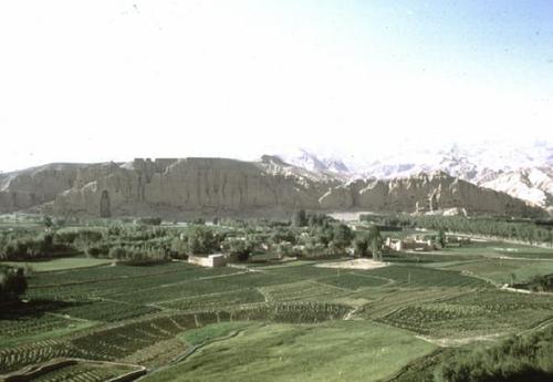View of the sandstone cliffs on the north side of the Bamiyan Valley, Afghanistan, containing the niches with the Buddha images. © D. E. Klimburg-Salter, 1971. 砂岩峭壁的看法在Bamiyan谷,阿富汗的北侧,包含与佛像的利基。©D. E. Klimburg-Salter,1971。