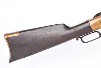 标志性的纽黑文武器模型1860黄铜框架亨利步枪，1863年制造，0.44亨利口径，24¼-in枪管长度。这是可靠的、高容量杠杆式步枪的绝妙例子，在内战期间立即投入使用，后来在向西迁移期间使用。这是最近在科罗拉多北部的一处藏品中发现的，原封未动，从未动过或清洗过。估计20000 - 30000美元