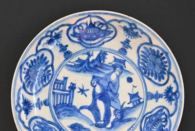 Kraak ware Safavid蓝白彩陶板伊朗，大约在17世纪中叶，两种深浅的釉下蓝在锡釉彩陶上，宽10¼，高1½，长26厘米x 4厘米
