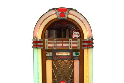 标志性的Wurlitzer型号1015点唱机，在美国于1946年提出，罚款，例如功能，并配有24 78转摇滚“N”滚记录（估价：HK $ 6,000- $ 8,000）。
