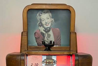 20世纪30年代末或20世纪40年代早期Jennings电话音乐Jukebox，在运营商的帮助下使用电子方式或机械地进行，其中一个也可能是六次存在。