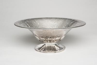 William Walo Dodge，脚下碗与刺绣叶子装饰，1936年，锤击银，6×15½英寸。威廉W. Dodge家族的礼物，2016.08.22。©艺术家的庄园，图像David Dietrich。