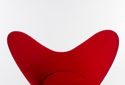 Verner Panton(丹麦，1926-1998)，Heart Cone椅，1958年，织物，泡沫，金属，35 x 38½x 28¼英寸。Donna J.和Cargill MacMillan, Jr.承诺的礼物，L2008-60。摄影:Sherrill & Associates, Inc.