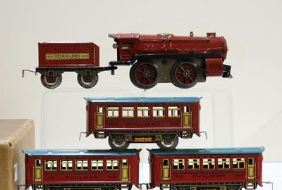 20世纪30年代艾夫斯卷取火车套装＃1590在原盒中。彩绘钣金0-4-0蒸汽机车与艾夫斯r.r.系列锡丽乐招标和三辆铂尔曼汽车。估计300美元至600美元
