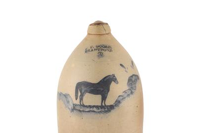19世纪70年代由f.p.戈尔德(f.p. gold)制作的稀有三加仑水壶，钴色底带赛马装饰，是戈尔德在布兰特福德陶器公司(Brantford pottery)任职期间制作的(售价20060加元)。