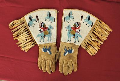 2021年8月28日拍卖的亮点:令人惊叹的世纪之交的美洲土著(高原)手套，上面全珠绣着多个人物的图像，包括印第安酋长和马。袖口饰有长流苏。图片由New Frontier Shows提供