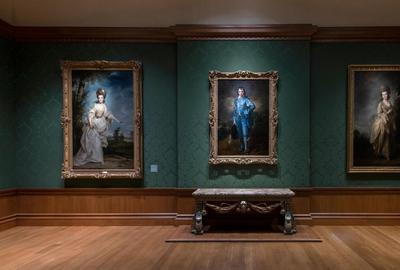 在胡廷顿的桑顿肖像画廊的装置视图。从左到右:约书亚·雷诺兹，戴安娜(萨克维尔)，克劳斯比子爵夫人，1777年;托马斯·庚斯伯勒，《蓝色男孩》，1770年;托马斯·庚斯伯勒，伊丽莎白(詹克斯)·博福伊，后伊丽莎白·派克罗夫特，约1780年。亨廷顿图书馆，艺术博物馆和植物园。