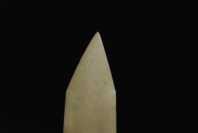 一柄中国古代玉青铜匕首，产自商代/西周早期，从最初的估价5000 - 8000美元飙升至45万美元
