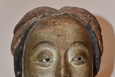 罕见的13或14世纪中国雕刻、喷漆和彩绘泥头，11.5英寸高。