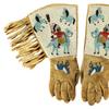 世纪之交的印第安人(高原)护手，全珠绣有多个人物的图像，包括印第安酋长和马。袖口饰有长流苏。估计4500 - 7500美元