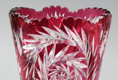 可爱的复古德国普通术蔓越莓玻璃切成透明花瓶，高10英寸高，原有的箔标签。估计：120-180美元。