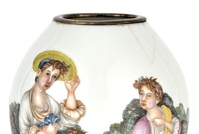 萨拉·贝尔克Gambrell珐琅彩花瓶，乾隆时期。美东时间。$ 100,000-300,000。