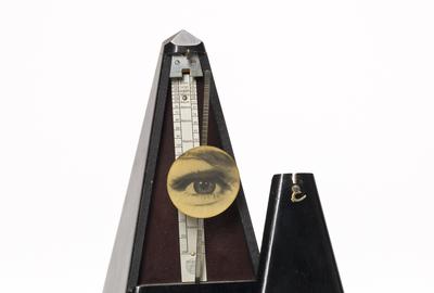 曼雷，永恒主题，透镜印刷眼节拍器，1970-71年。估计4万至6万美元。