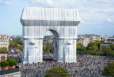 Christo和Jeanne-Claude，L'Arc de Triomphe，包裹，巴黎，1961  -  2010年。照片：Benjamin Loyseau©2021 Christo和Jeanne-Claude Foundation