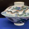 这个优雅的瓷器龙碗与永郑马克售价为20万美元（包括买家的溢价）。