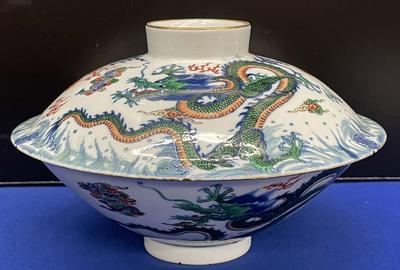 这款带有雍正标志的优雅瓷器龙碗售价20万美元（包括买家溢价）。