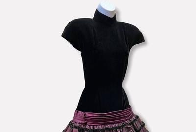 20世纪80年代奥斯卡·德拉伦塔黑色天鹅绒和紫色缎子连衣裙与黑色“缎带”覆盖裙。让人想起戴安娜王妃的著名礼服。估计100 - 5000美元