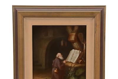 框架瓷斑块标有KPM，标题为Eremit（“隐士”），一个男子在一本书和十字架的庭院中跪在庭院里，带有一张笔记，表明工作是由Ed Baedschneider签名的艺术家。