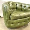 中世纪现代家具的主要产品是这副塞耶·柯金(Thayer Coggin)的簇绒桶靠背椅(500- 3000美元)，它是赏心悦人的绿色皮革，宽25英寸，宽30英寸。