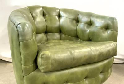 领先的MidCentury现代家具提供这对Thayer Coggin簇生桶背椅（500-3,000美元），令人愉悦的绿色皮革，25岁30英寸。
