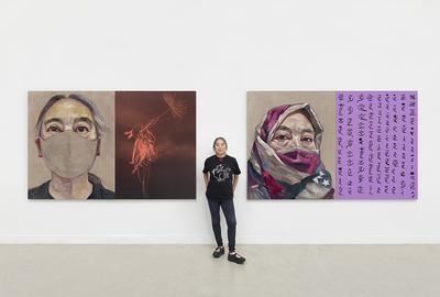 洪柳在她的工作室与鼠年2020,2020;亚麻布上的油和木板上的混合介质，每个:64 x 100英寸。(162.6 x 254厘米)，双联画。摄影:John Janca作品©刘虹