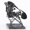 有签名的铜像是由南非艺术家威廉·肯特里奇(1955-)创作的。当旋转时，作品从抽象表现主义的形状变成了鼻子的形式。估计30000 - 50000美元