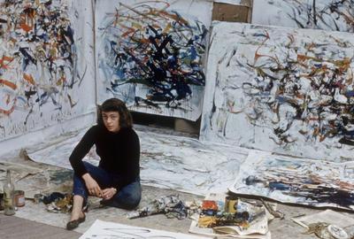 1956年Joan Mitchell在她的巴黎工作室(Courtesy SFMOMA / Loomis Dean / The LIFE Picture Collection / Shutterstock)
