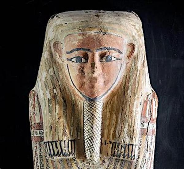 精美的古埃及石棺盖，王朝晚期到托勒密时期，大约公元前664-30年，用雪松和充满活力的油漆和石膏，大量装饰符号和兽形描述，高74.375英寸。来源:夏威夷私人收藏;它的前任主人于1946年在埃及购买了它，并于1948年进口到美国。估计:125000 - 175000美元
