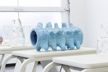 泡沫辊，2019，陶瓷，24 x 12 x 12英寸