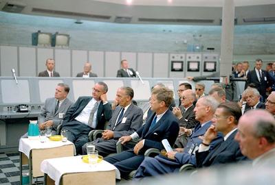 1962年9月11日，美国宇航局局长詹姆斯·韦伯、副总统林登·约翰逊、美国宇航局发射中心主任库尔特·海因里希·德布斯、美国总统约翰·f·肯尼迪和其他人在卡纳维拉尔角。