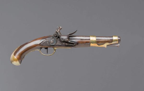 法国M-1766骑兵手枪，莫贝格皇家工厂，莫贝格，1774年，胡桃木、铁、钢和黄铜，博物馆采购，1978-237