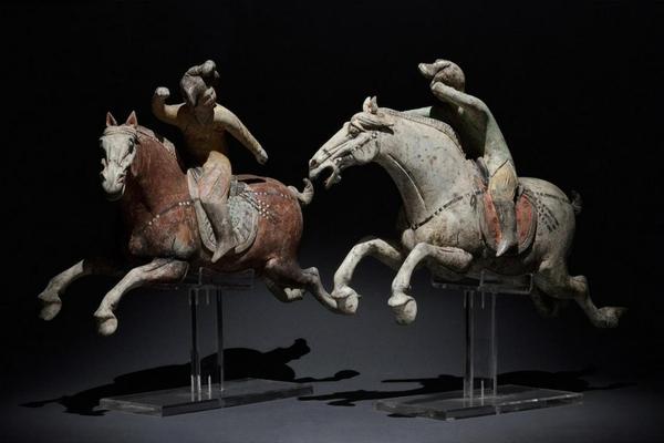一对中国唐代女马球运动员，大约公元618-907年。艺术品尺寸:420毫米x 410毫米。携带Ralf Kotalla(德国)TL证书和完整报告。估计£6000 -£12000