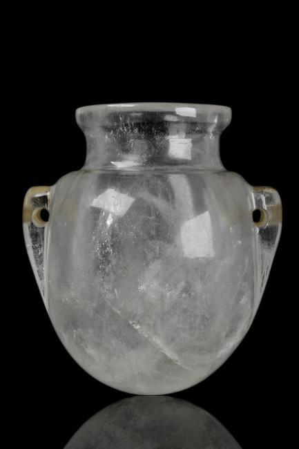 罕见而重要的新亚述器皿，约公元前800-600年，由一整块实心水晶切割而成，110毫米x 90毫米;重量815克。出处:几个英国私人收藏。附有CIRAM实验室认证测试和由W. G. Lambert教授提供的1990年代原始科学报告。估计£40000 -£80000