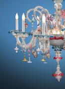 这款罕见的威尼斯慕拉诺玻璃枝形吊灯色泽艳丽，做工精致