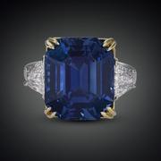这颗未经处理的18.50克拉克什米尔蓝宝石令人惊叹，极其罕见和美丽。这款祖母绿切割的自然奇迹配有1.30克拉的钻石，镶嵌在铂和22K黄金上。